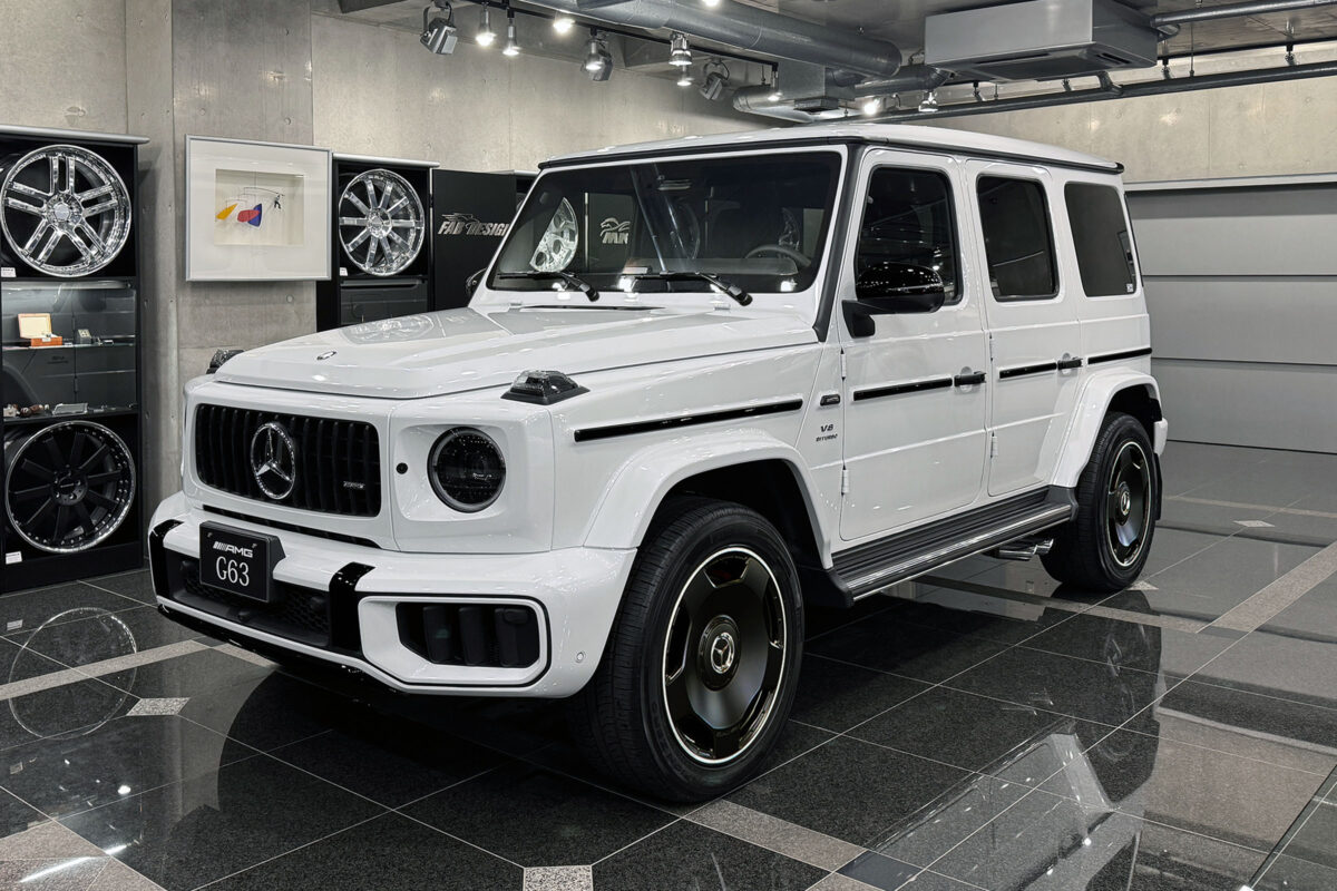 G63_white_blackgray_00_7717