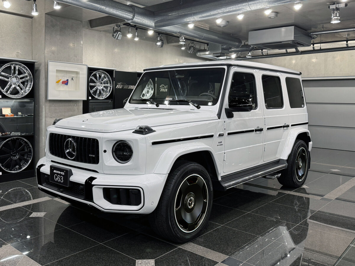 G63_white_blackgray_01_7717