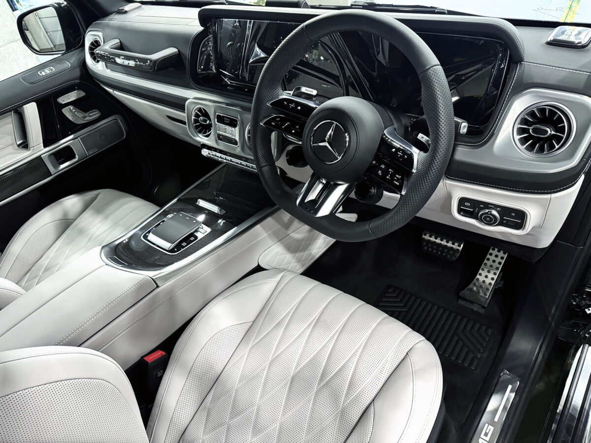 257_G63_black_white_RHD_07_8404