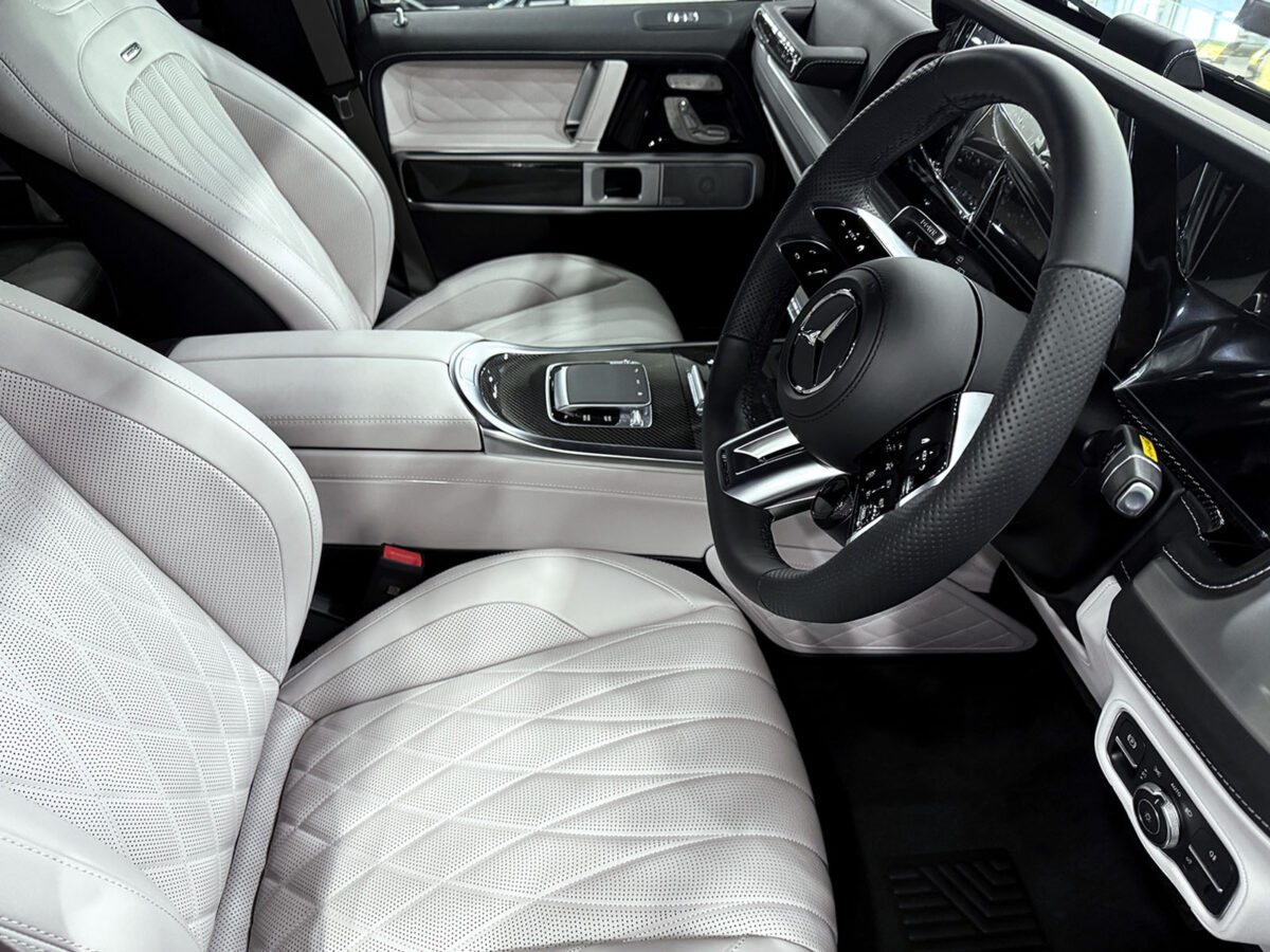 257_G63_black_white_RHD_08_8400