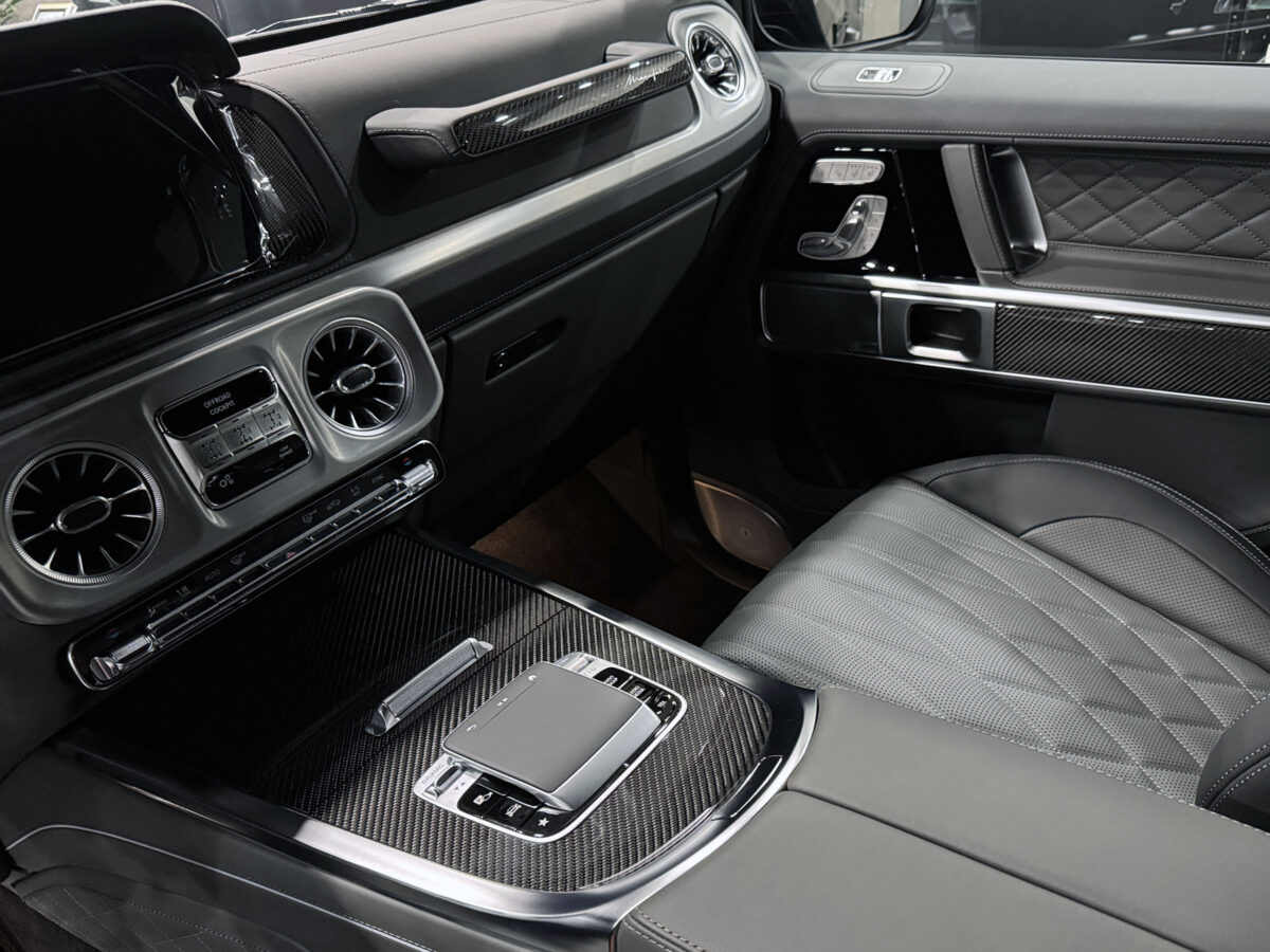 281_G63_black_grayblack_LHD_09